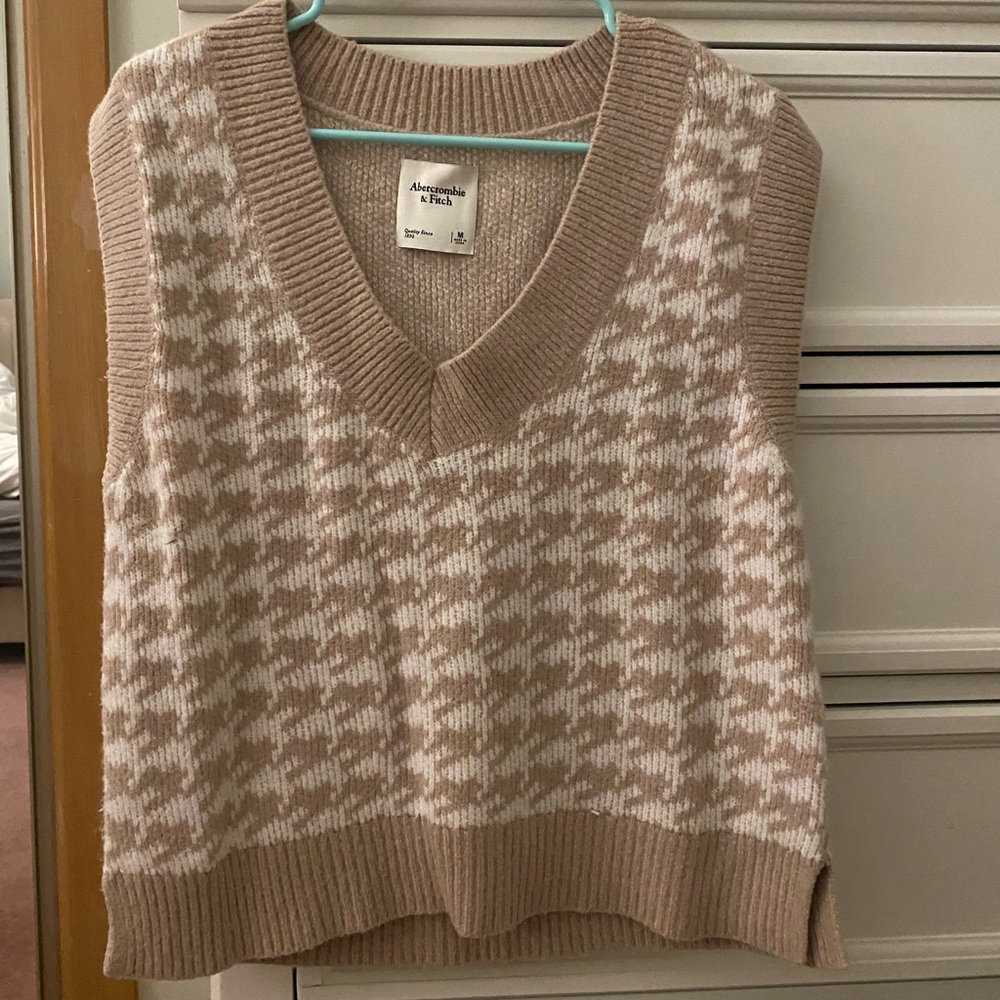 Abercrombie & Fitch cropped fuzzy v-neck sweater